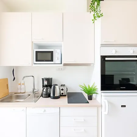 Kivis Modern Near Train Mall & Airport *